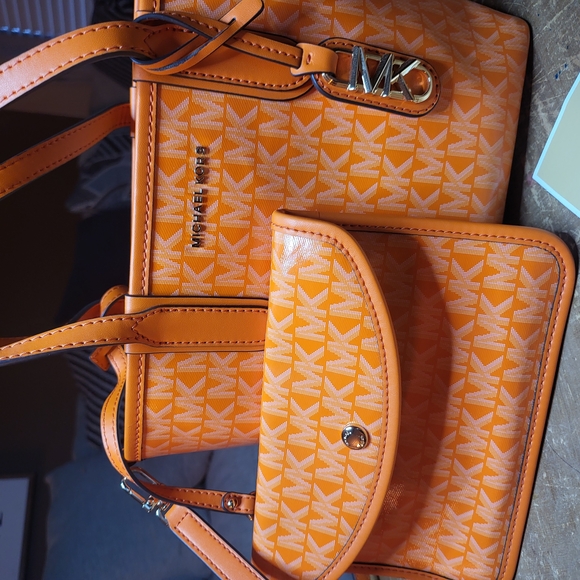Michael Kors Small Orange Tote and Wallet Set - Picture 3 of 6